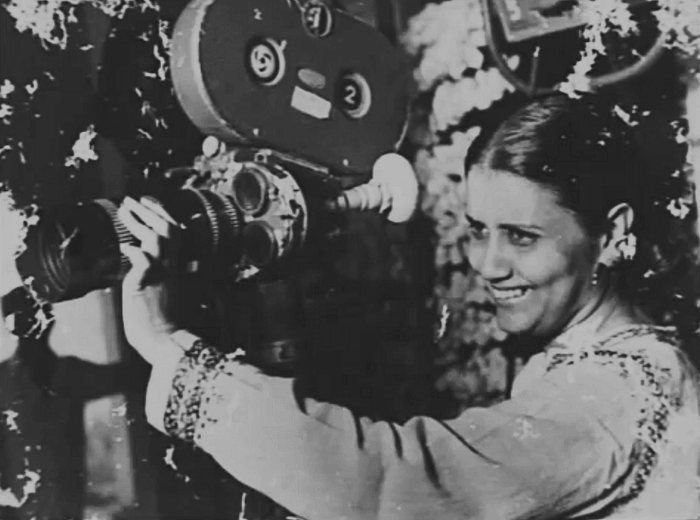 Sumitra Peries on set holding a film camera. Courtesy of Sumitra Peries.